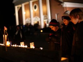 Natal dá a cidade de Connecticut uma pausa do luto