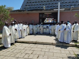 Sumbe missionários em comunhão na missa Crismal