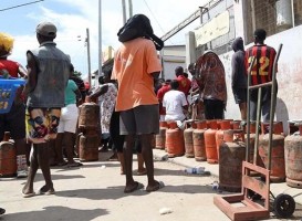 Longas filas para aquisição de gás de cozinha em Luanda