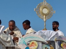 Festa do corpus Crist: Dom Filomeno caminha  pela primeira vez  na zona sul