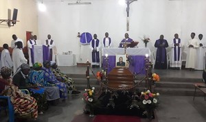 Restos mortais do padre Tchivandja já repousam no campo santo