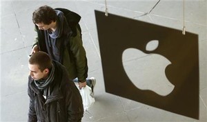 Assaltantes invadem loja da Apple em Paris