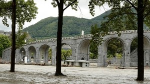 Cheias obrigam a fechar Santuário de Lourdes