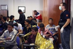 França prevê expulsar 21 mil imigrantes ilegais