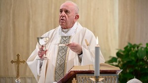 Papa reza a fim de que na dificuldade possamos ser unidos superando as divisões