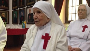 Freira mais velha do mundo celebra 107 anos com missa papal 