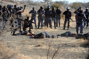 Vídeo mostra polícia assassinando mineiros na África do Sul