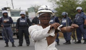 Mineiros sul-africanos em greve impedem acesso a mina, confrontos com a polícia