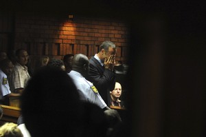 Oscar Pistorius começou a chorar ao ser formalmente acusado de homicídio