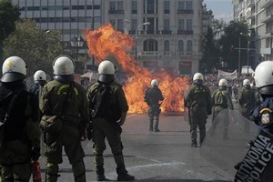 Grevistas gregos protestam contra austeridade