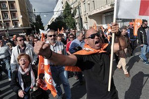 Milhares de manifestantes começam a juntar-se em Atenas contra orçamento do estado