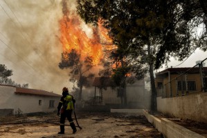 Incêndios fazem mais de 60 mortos e cerca de 200 feridos na Grécia