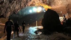 Todos a salvo rapazes e treinadores retirados da gruta Tailandesa
