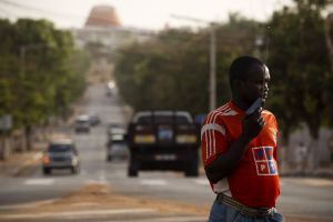 Distúrbios em Bissau provocam um morto e dezenas de viaturas queimadas