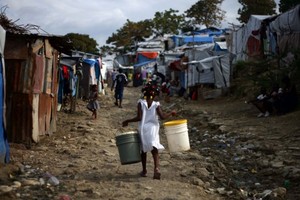 360 mil desalojados do sismo do Haiti ainda vivem em campos