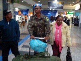 Após 7 meses no Haiti, 138 militares desembarcam em Porto Alegre