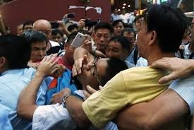 Confrontos violentos entre polícia e manifestantes em Hong Kong