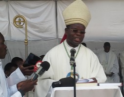 Bispo do Namibe reza com pacientes e profissionais do hospital materno-infantil 