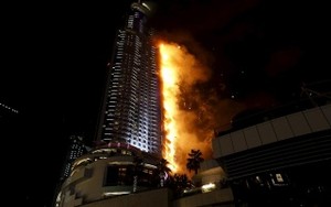Hotel de luxo consumido pelas chamas no Dubai