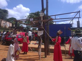 Via-Sacra: caminho longo para reflectir o amor de Jesus por nós