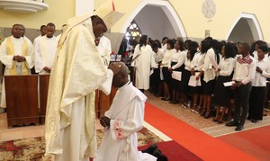 Dom Mbilingi pediu ao novo sacerdote a ser testemunha autêntica do sacerdócio