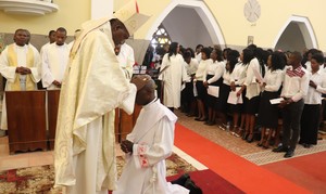 Dom Mbilingi pediu ao novo sacerdote a ser testemunha autêntica do sacerdócio
