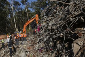 Seis mortos em desmoronamento de dois prédios na Índia