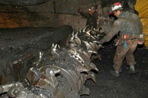 Sobe para 21 número de mortos em desabamento em mina de cobre na Indonésia