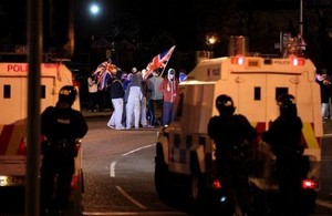 Incidentes em Belfast deixam nove policiais feridos e 18 detidos
