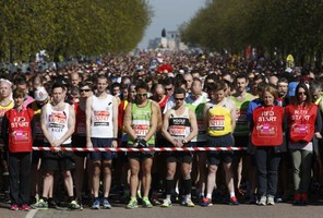 Com segurança reforçada, maratona de Londres homenageou Boston