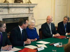 Rainha Elizabeth II participa pela primeira vez do conselho de ministros