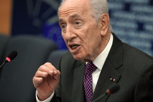 Shimon Peres felicita papa Francisco e o convida a visitar Terra Santa