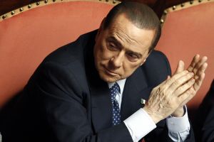 Berlusconi adia para amanhã mensagem sobre o seu futuro