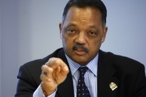 Jesse Jackson obtém de Presidente gambiano libertação de dois Americanos