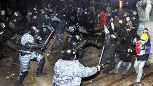 Dois mortos e vários detidos em novos confrontos em Kiev