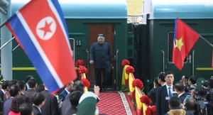 Kim chega ao Vietname para cimeira com Trump