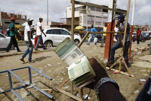 Moedas de Angola e Moçambique entre as dez mais desvalorizadas do mundo em 2016