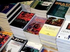 No dia mundial do livro angolanos preferem Internet porque os livros estão caros