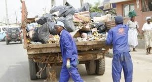  Combate ao lixo em Luanda centenas de moradores saiem à rua para limpar o Cazenga