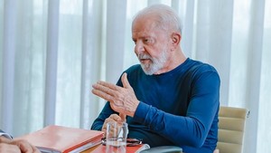 Lula quebra silêncio e diz estar firme e forte