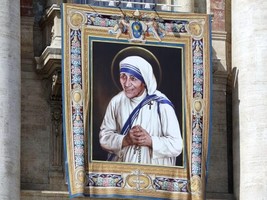 Papa elogia Madre Teresa e condena “grave pecado” de ignorar sofrimento alheio