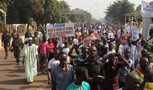 Milhares de manifestantes pedem em Bamako intervenção armada no Mali