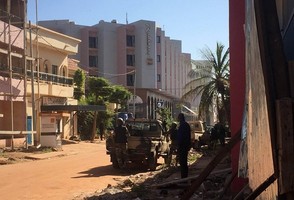 Terroristas fazem 170 reféns em hotel no Mali