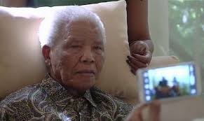 Nelson Mandela não pode falar, mas comunica por gestos