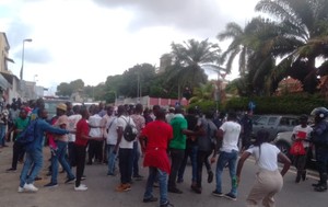 Manifestantes e jornalistas concentrados nas imediações do Parlamento agredidos pela polícia