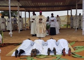 Dom Mbilingui critica tendência das comunidades que deixam todas as tarefas aos padres e bispos