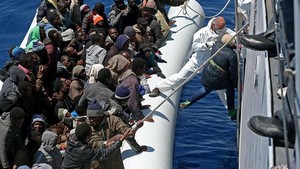 Mais de mil migrantes resgatados no Mediterrâneo durante o fim-de-semana