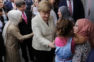 Merkel visita campo de refugiados na fronteira Turco-Síria