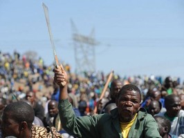 Mineiros ameaçam queimar mina de marikana na África do sul