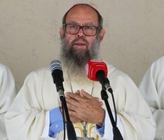 Dom Joaquim reza o Angelus Fiéis em kalumbo animados na fé sustentada pela oração 